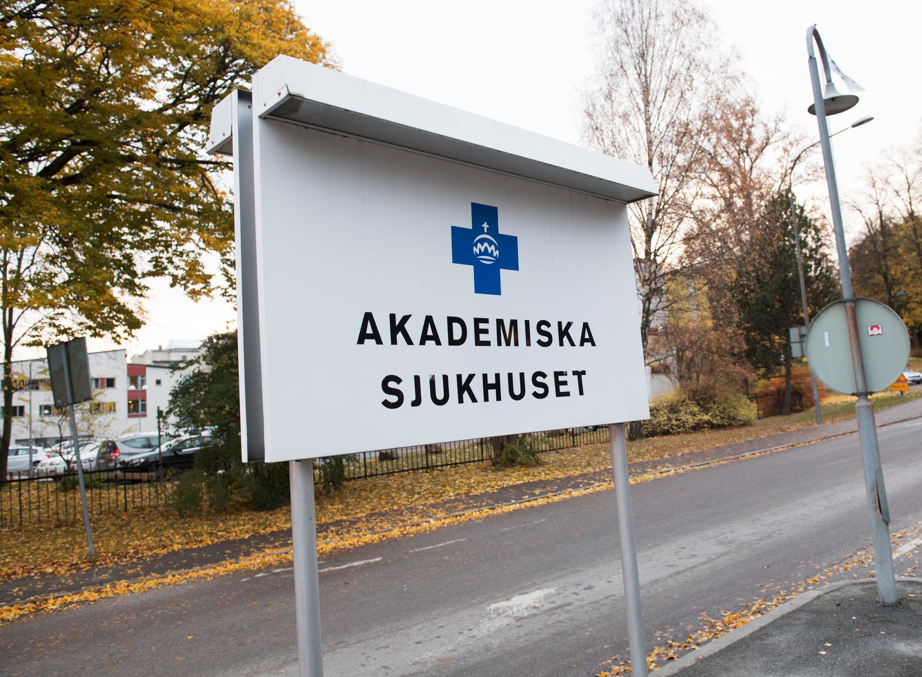 En pojke vårdas på Akademiska sjukhuset i Uppsala med livshotande skador sedan en högtalare vält över honom på torget i Bollnäs. Arkivbild.
