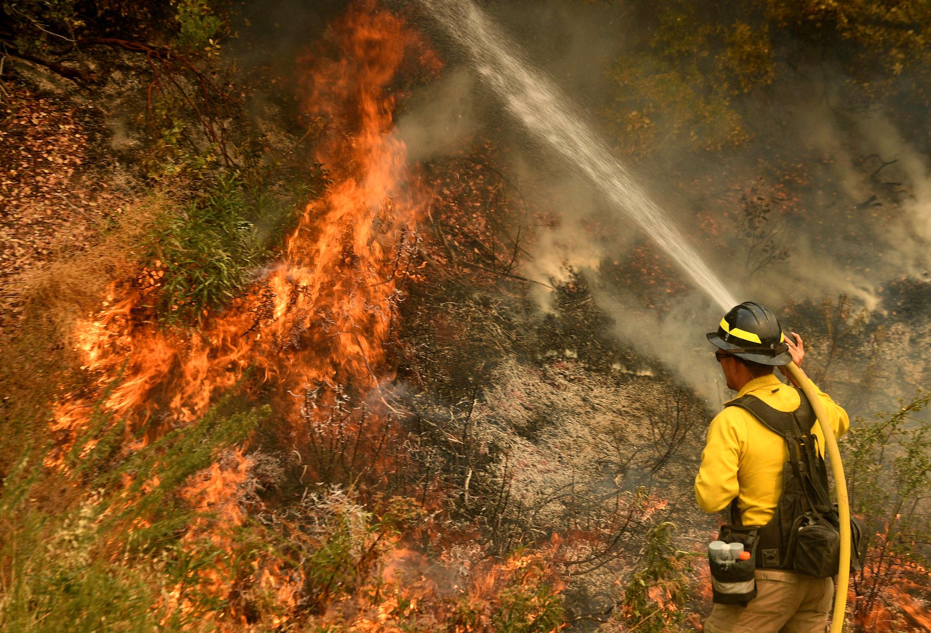 En brandman släcker en brand i Kalifornien.