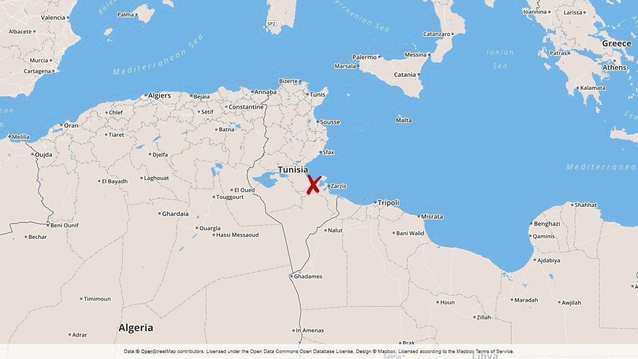 Migrantbåten kapsejsade enligt uppgifter till Röda halvmånen utanför Zarzis i sydöstra Tunisien.