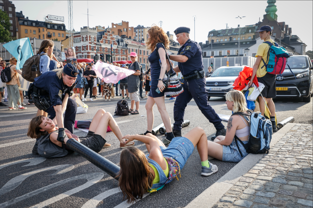 Polis flyttar aktivister från gatan vid Slussen i centrala Stockholm.