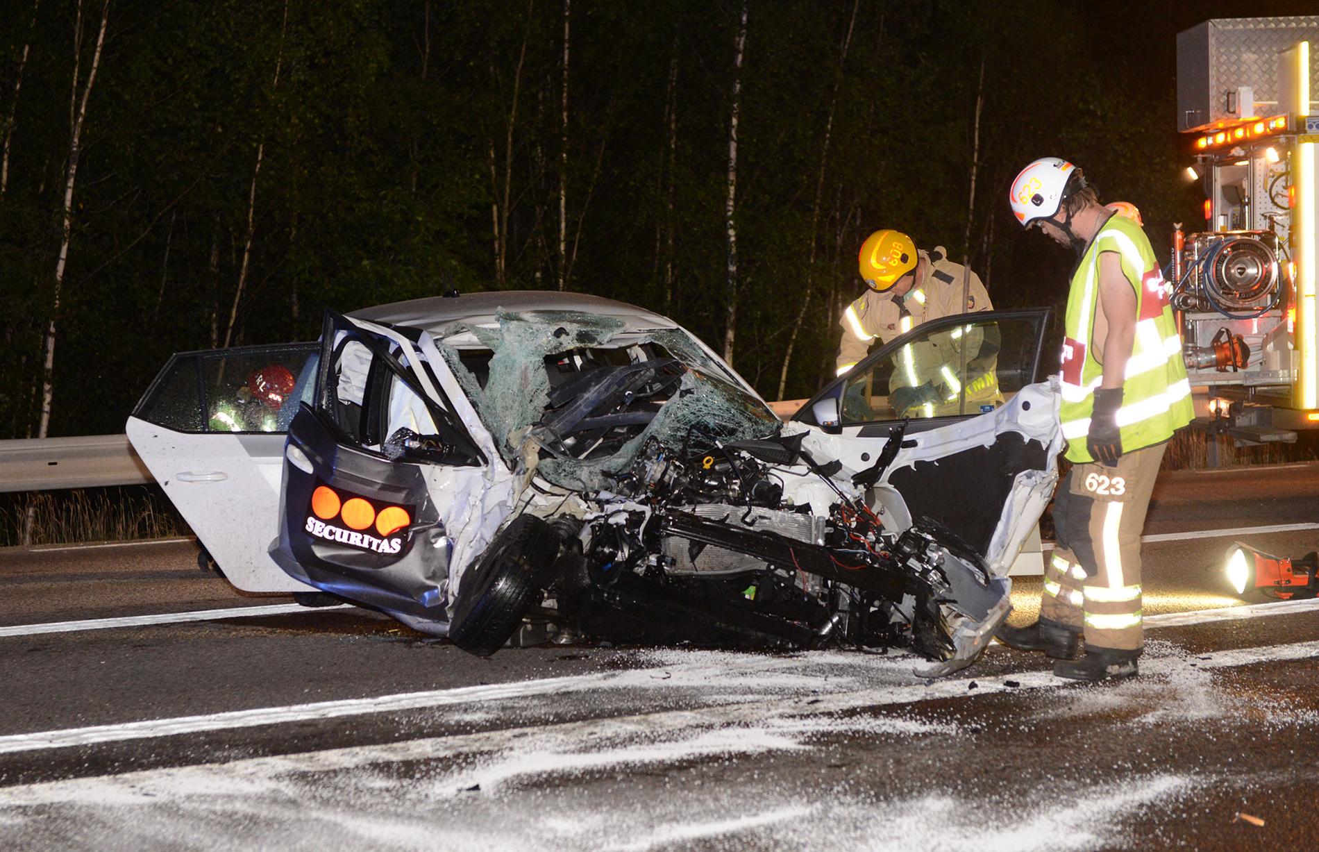 Väktarbilen kolliderade natten mot söndag kraftigt med en större personbil med tillkopplad släpkärra på E45 i Fagerås utanför Kil.