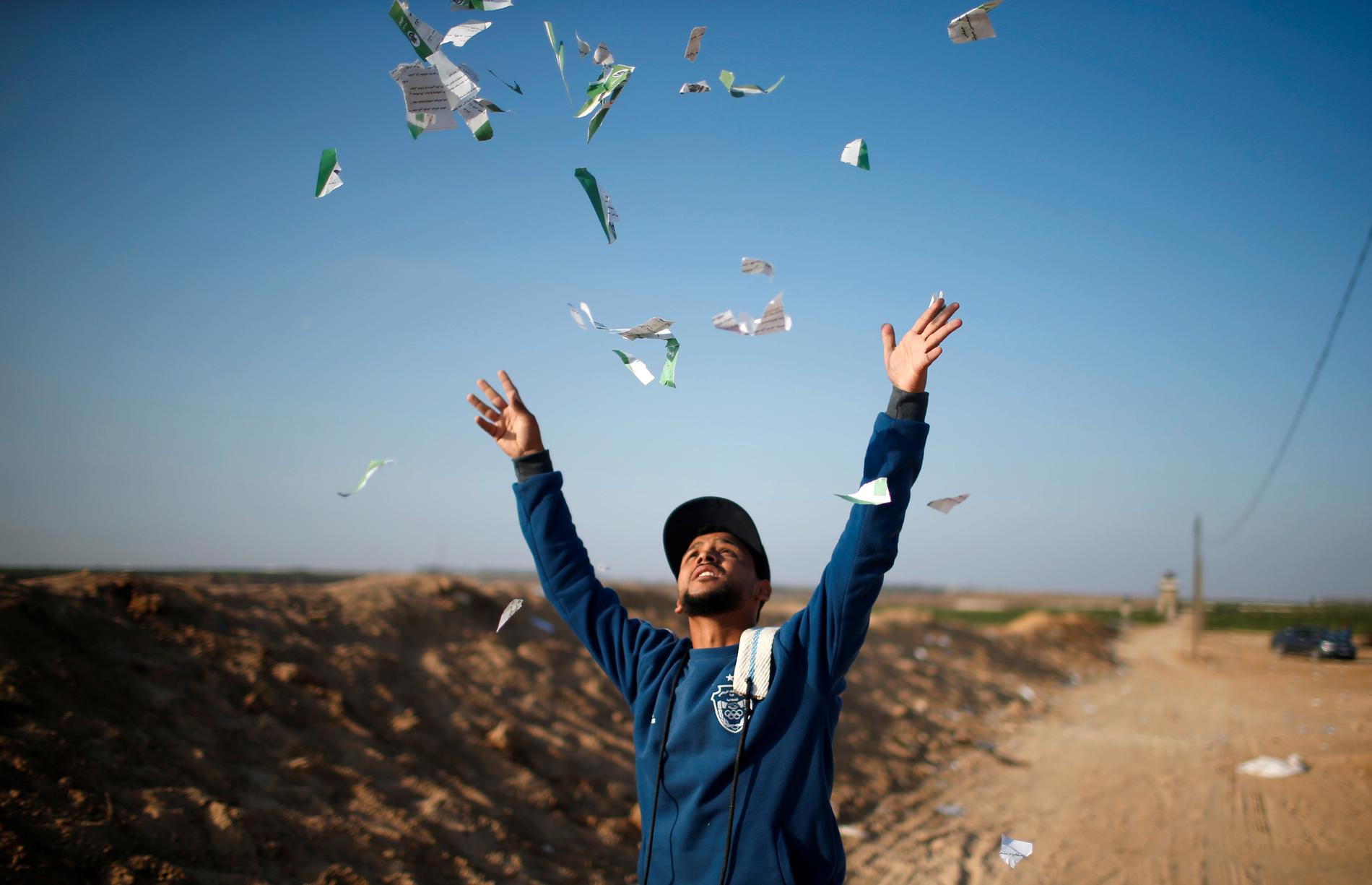 Palestinier varnas via flygblad släppta från luften för att närma sig gränsen.