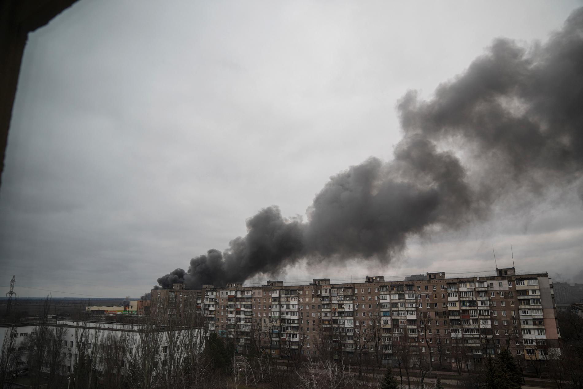 Rök över Mariupol efter granatattack den 4 mars.