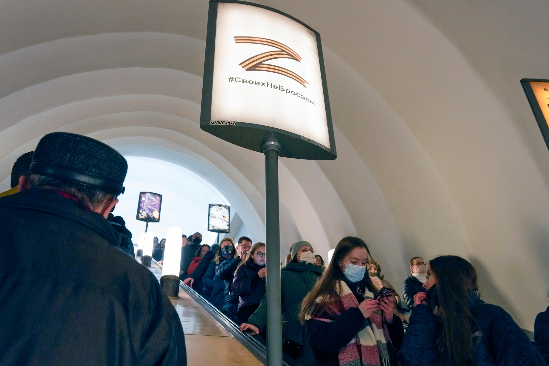 Propagandaskyltar med bokstaven ”Z” syns på tunnelbanan i ryska storstäder, här  St Petersburg,
