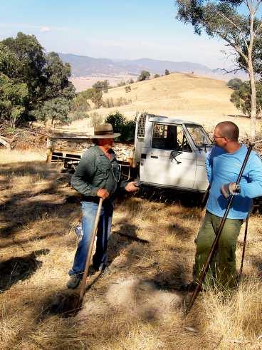 Harold Jones, en av farmarna i Australien som drabbats av skogsbränderna, får hjälp av volontären Paul Bradbury.