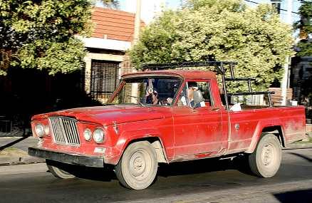 Jeep Gladiator från 1965 då Argentinas bilindustri blomstrade som aldrig förr, eller senare. Idag är Gladiatorn en raritet bland alla Ford F150 som översvämmar landet.
