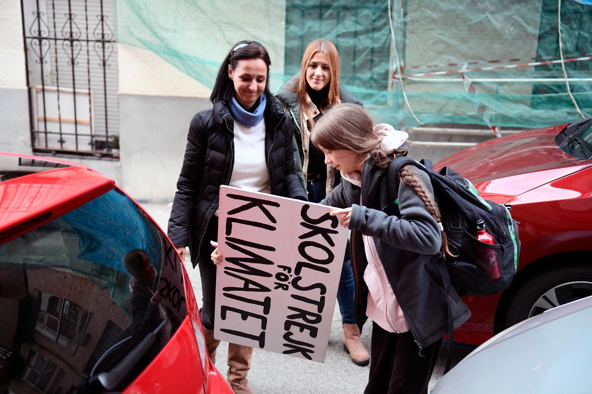 Greta Thunberg anländer med tåg till Madrid för att delta i klimatmötet COP25.