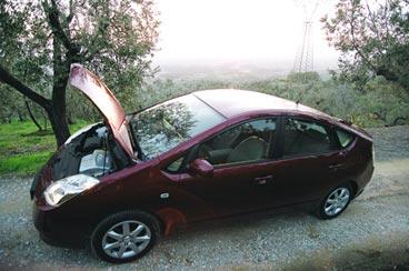 Toyotas hybridbil Prius har med sitt eget elverk. När bensinmotorn har effekt över laddar den batteriet som ligger under bagageutrymmet.