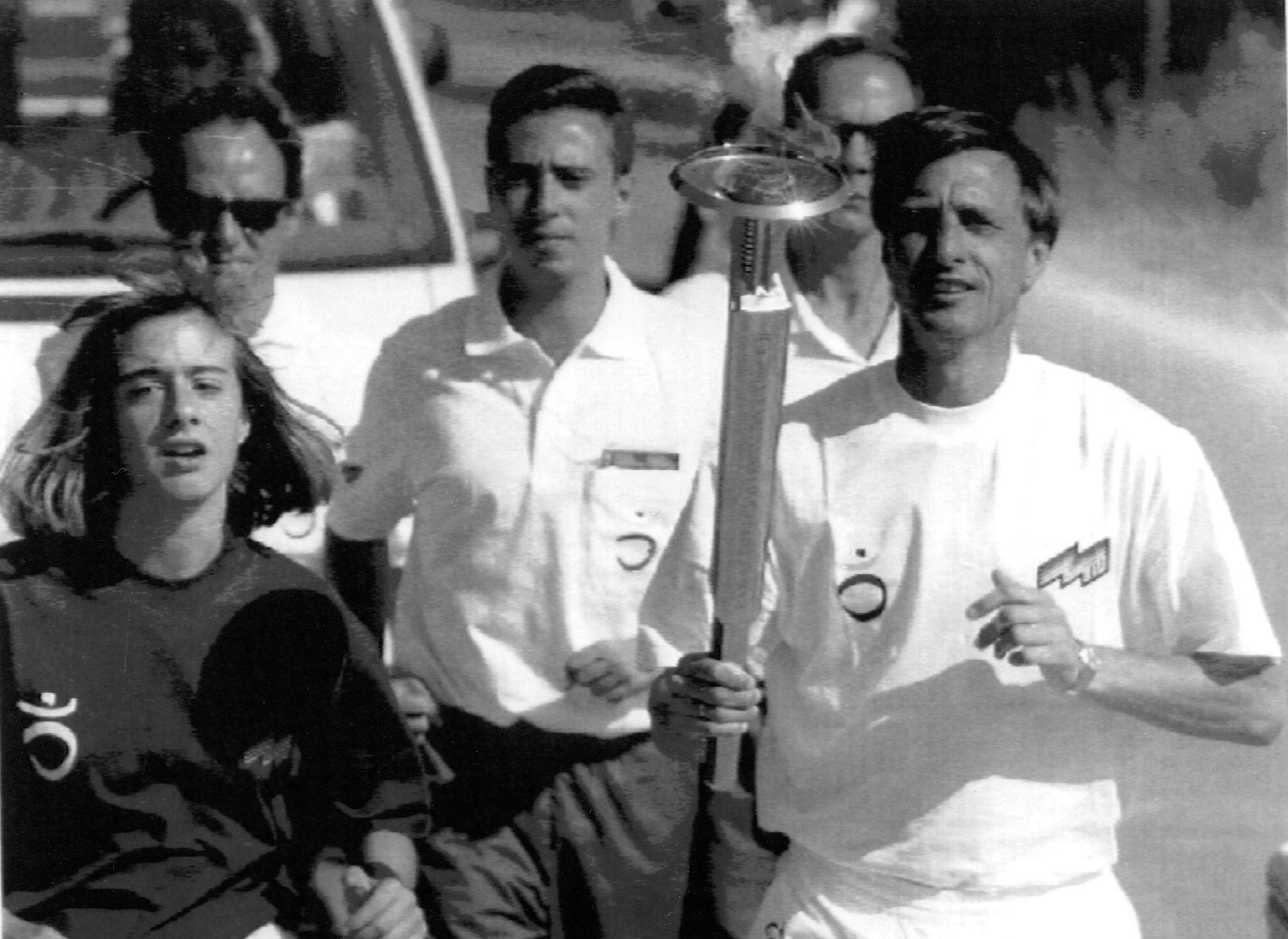 Cruyff med olympiska facklan inför OS i Barcelona 1992.