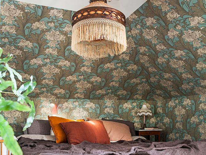 Sovrummets lampa med fransar ger karaktär och är ännu ett av Fridas fynd på loppisar eller nätet.