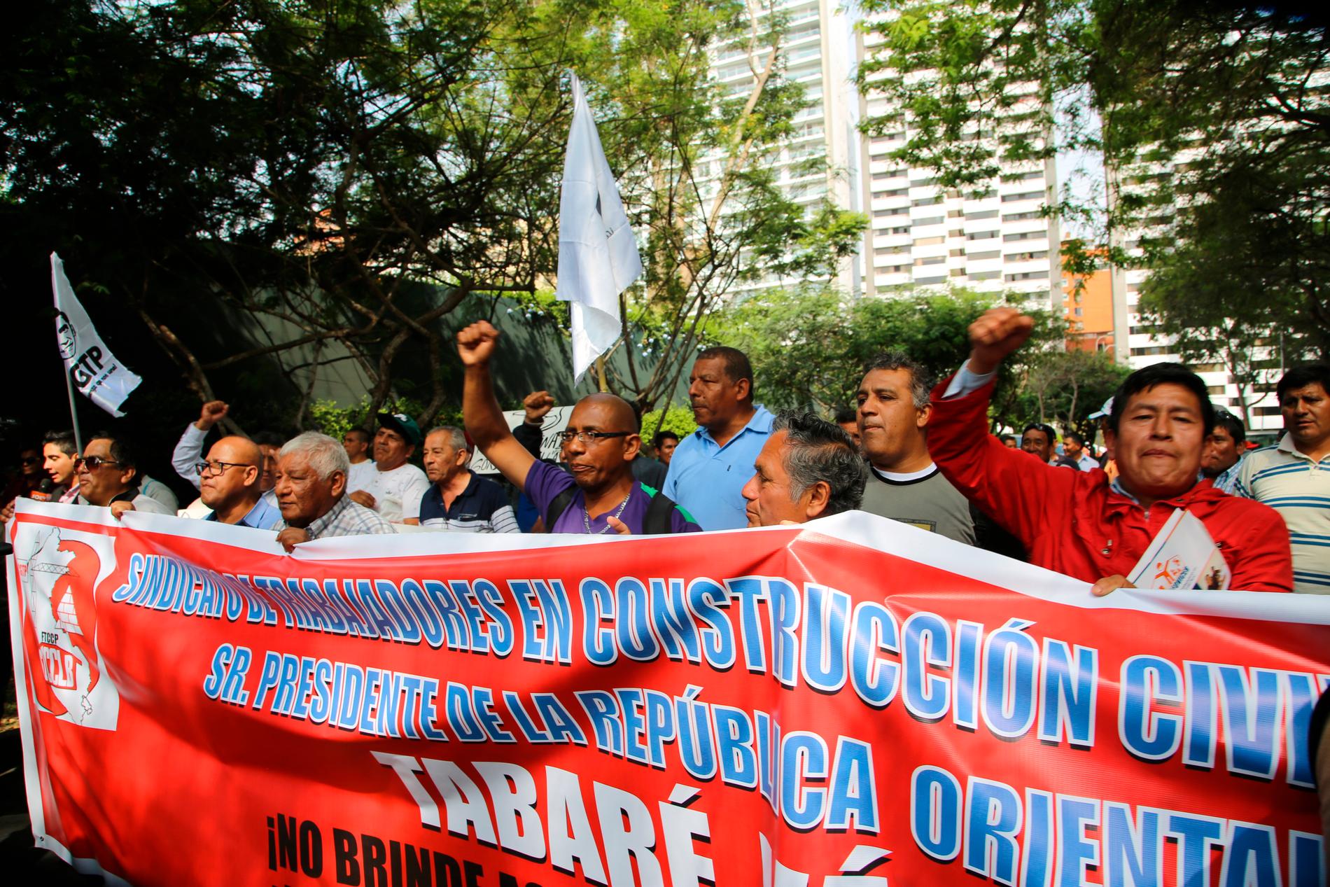 Fackligt aktiva i Peru protesterar den 20 november utanför Uruguays ambassad i huvudstaden Lima, efter att den före detta presidenten Alan Garcia sökt asyl på ambassaden efter anklagelser om korruption.