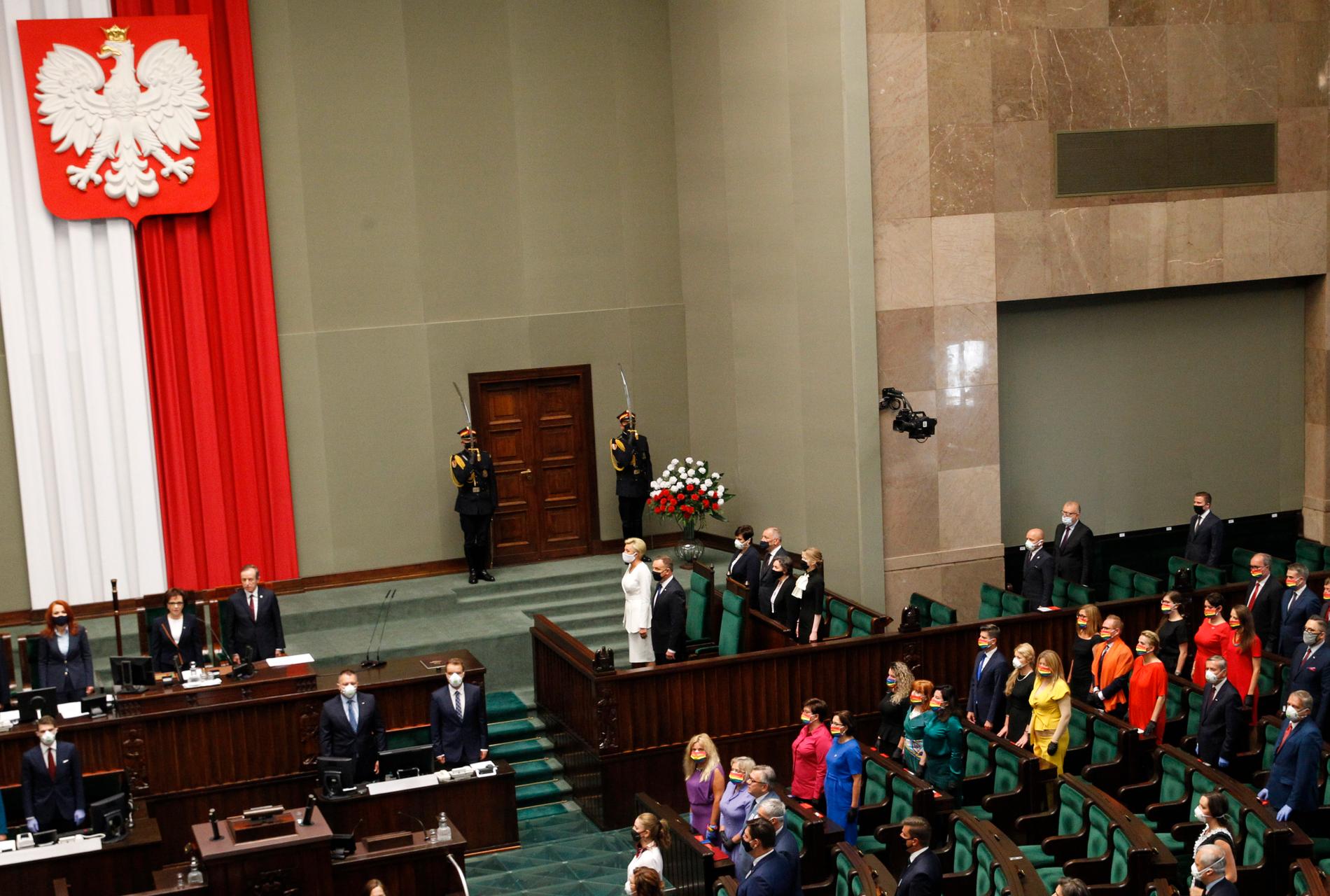 Oppositionen i parlamentet bar regnbågsfärgade kläder när Polens president svors in.