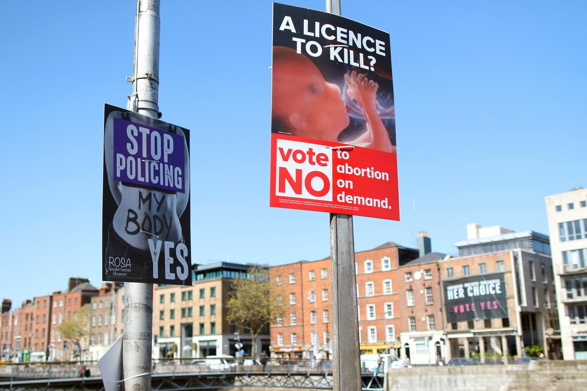 Affischer för och emot abortförbudet hänger i Dublin inför folkomröstningen som hölls i maj förra året och som slutade med att en majoritet ställde sig bakom en grundlagsändring. Arkivbild.