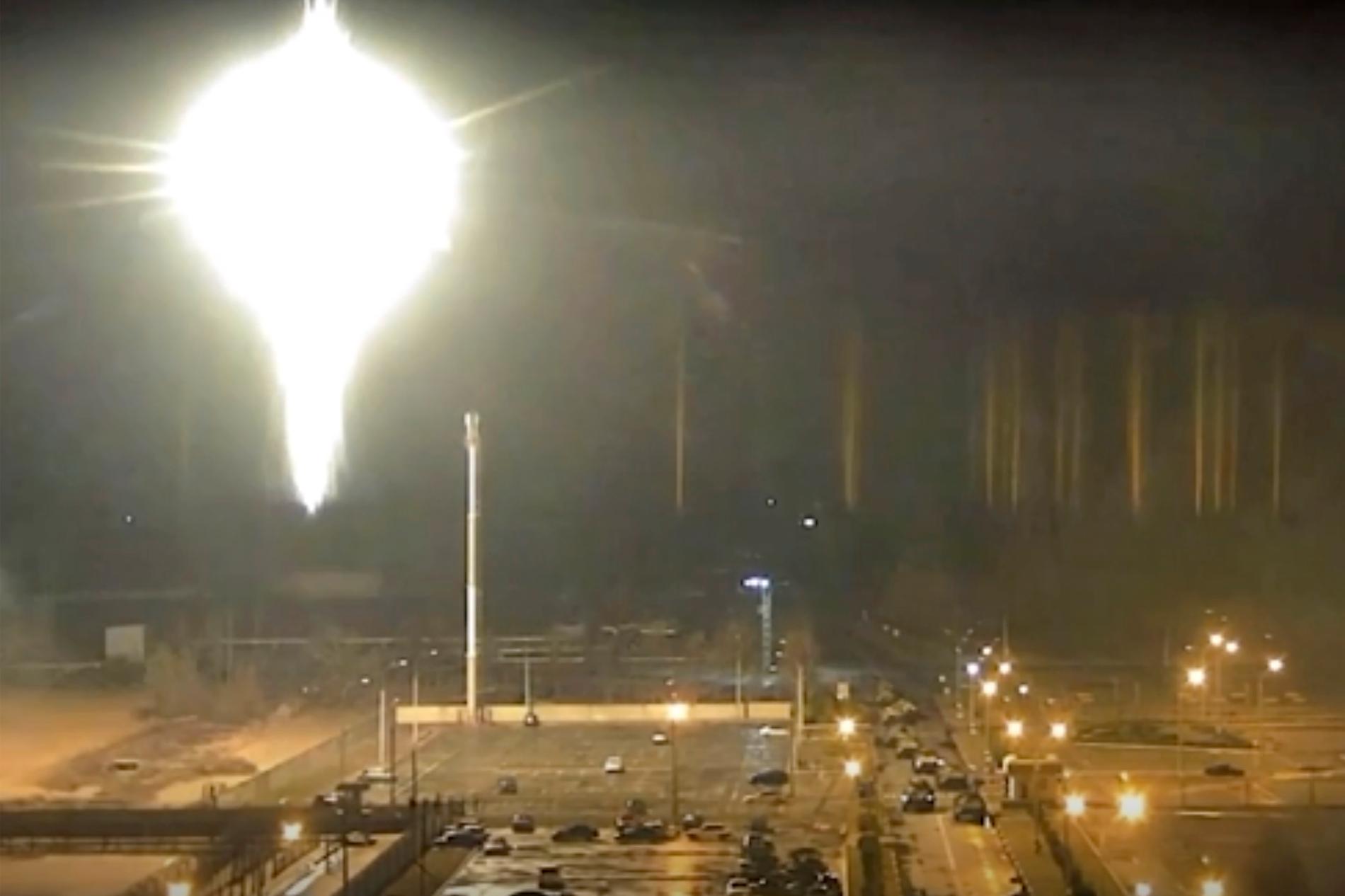 En video från det ukrainska kärnkraftverket Zaporizhzhia visar hur ett flammande föremål landar inne på kärnkraftverkets område i södra Ukraina.