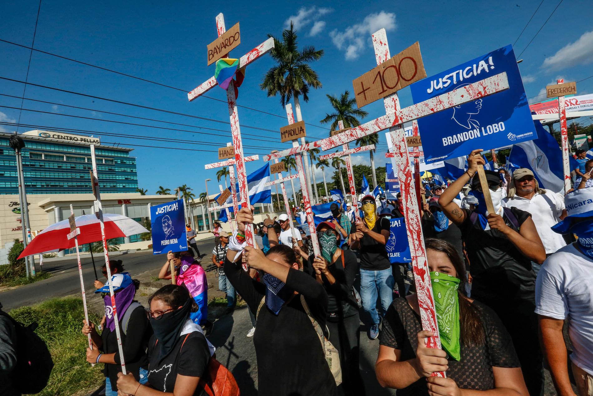 Demonstranter i Nicaraguas huvudstad Managua tidigare i augusti bär kors med röd färg för att protestera mot regeringen och våldet i landet. Arkivbild.