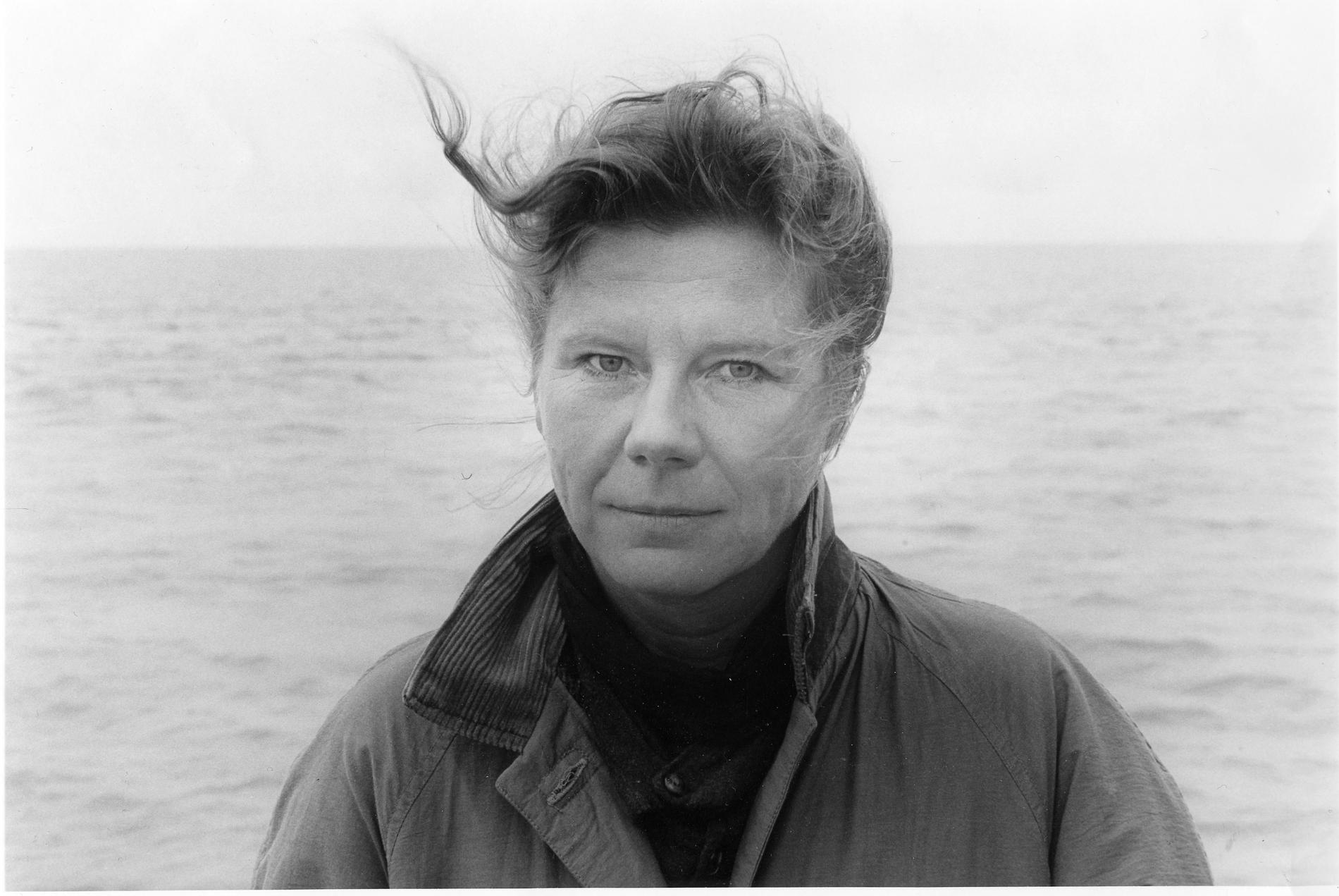 Anne-Marie Berglund har gått bort, 68 år gammal. ”Hon angav riktning åt kvinnliga författare som skrev poesi och kortprosa om destruktivitet och frihetsbegär” skriver Anneli Jordahl.