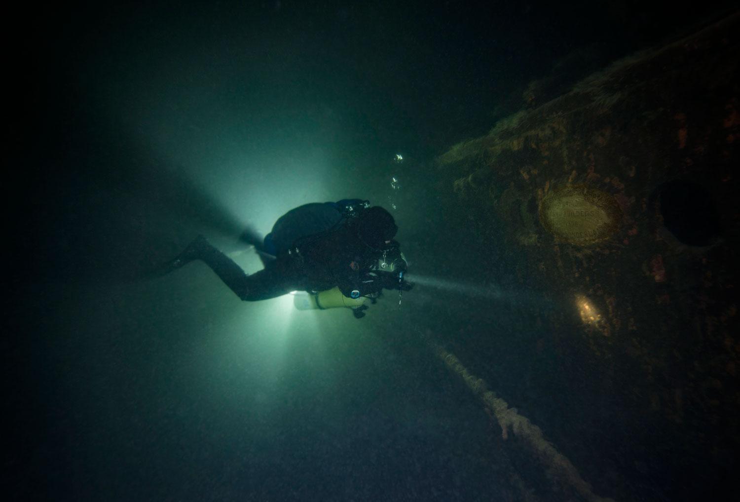 Sju meter ovanför livbåten finns en byggskylt som är välbesökt av tekniska dykare. ”De har troligtvis varit helt omedvetna om vad som dolt sig bara några meter under dem”, säger William Hemberg.