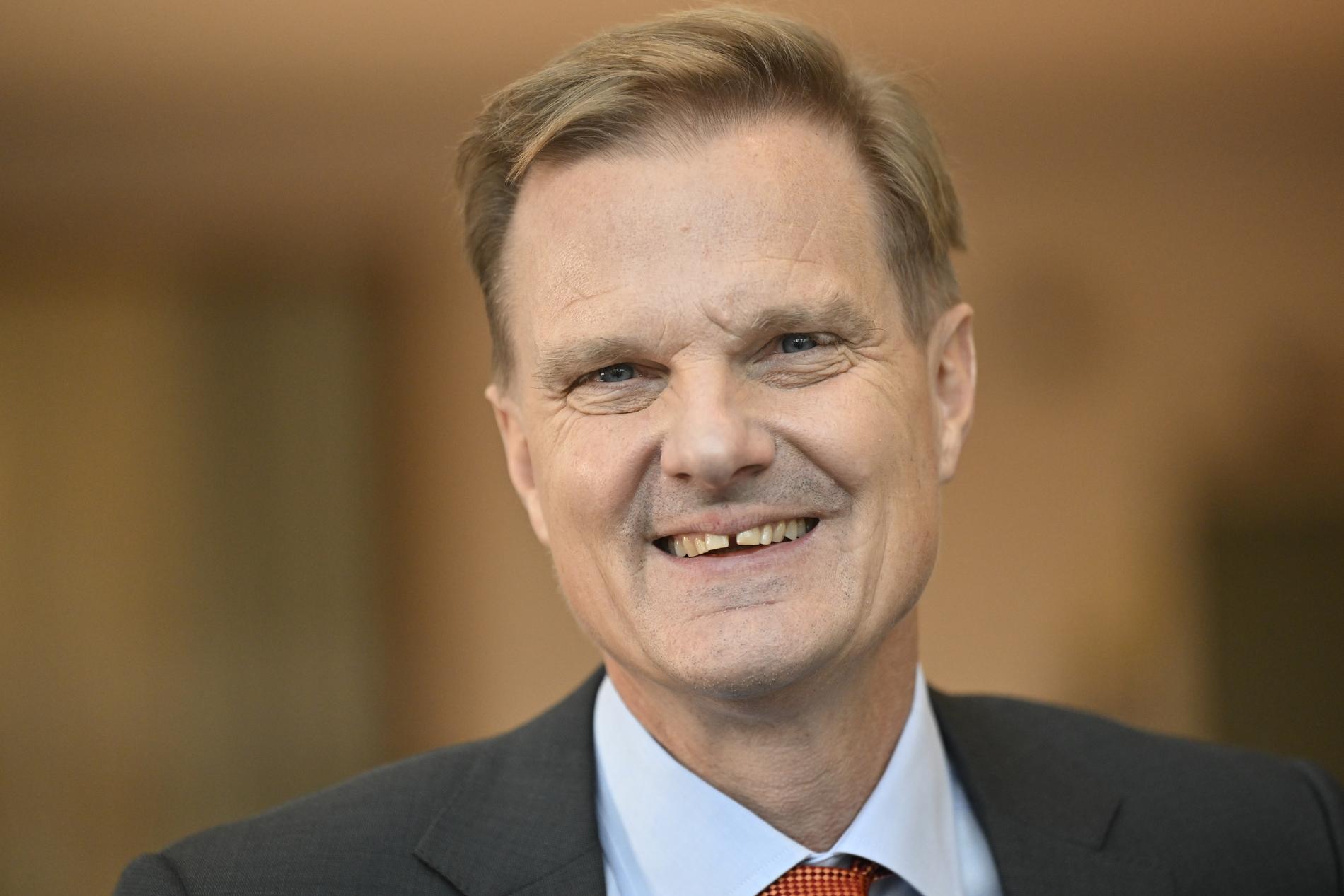 Swedbank, med vd Jens Henriksson, höjer utdelningen efter ett rejält vinstlyft i räntechockens spår. Arkivbild