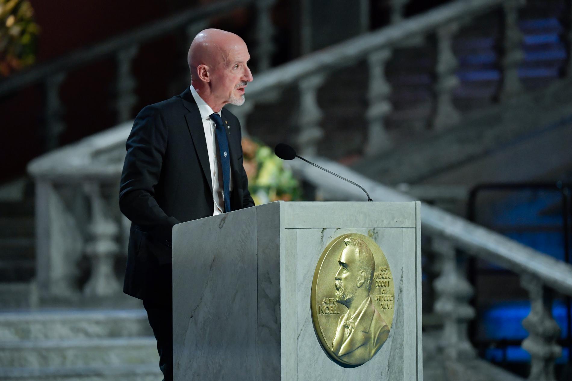 Professor Peter Somfai presenterar 2021 års Nobelpris i Kemi vid Nobelprisutdelningen på fredagskvällen.