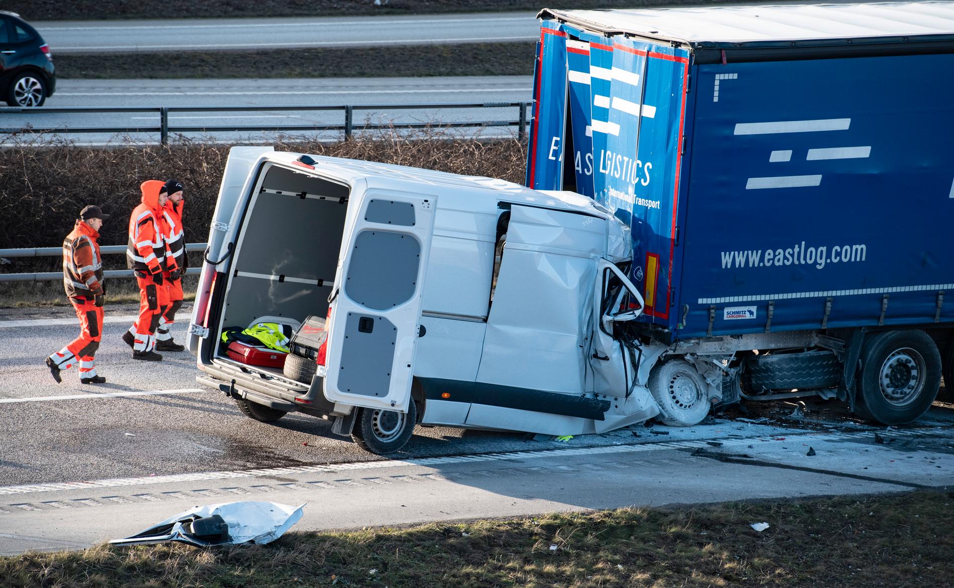 Flera lastbilar var inblandade i en olycka utanför Malmö på fredagseftermiddagen. En man i 40-årsåldern omkom.