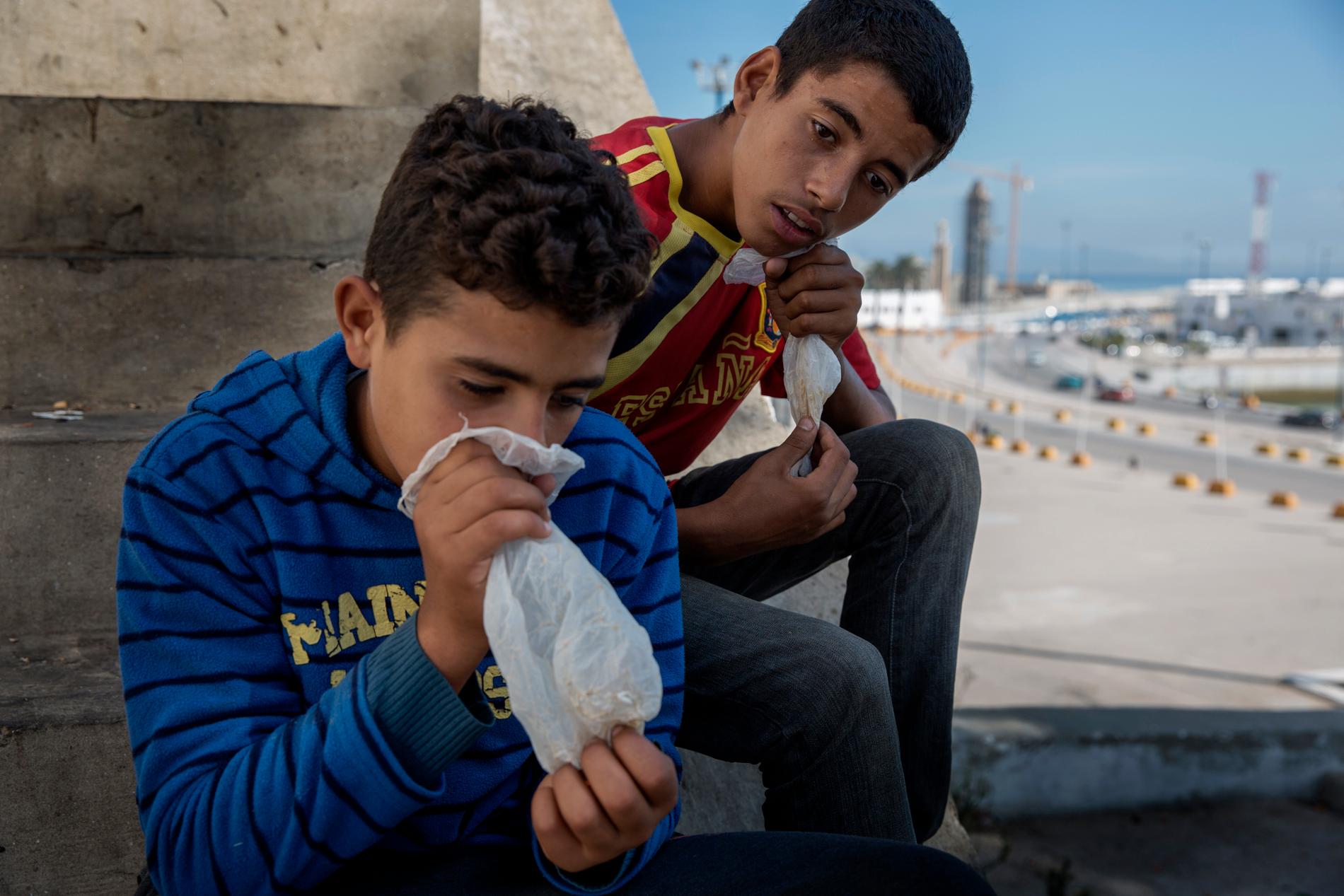 Abdou, 15 och Marouan, 15 börjar dagen med att sniffa sig höga på lim. Pojkarna sover om natten tillsammans med andra barn i ett hus i Tanger några stenkast från hamnen där båtarna går mot Europa.