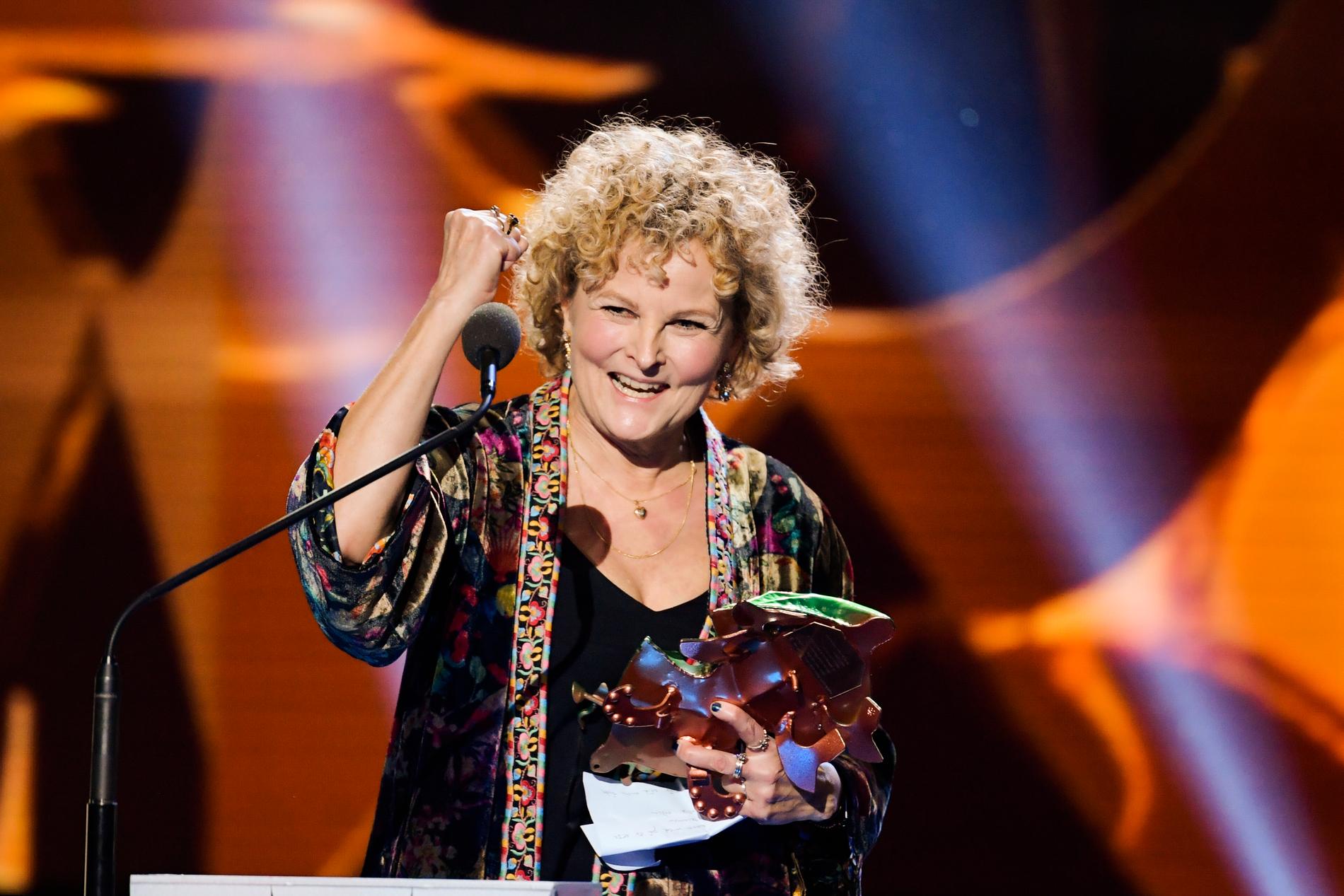 Ingrid Sjögren tilldelas priset för bästa kostym för sitt arbete med ”Tårtgeneralen”.