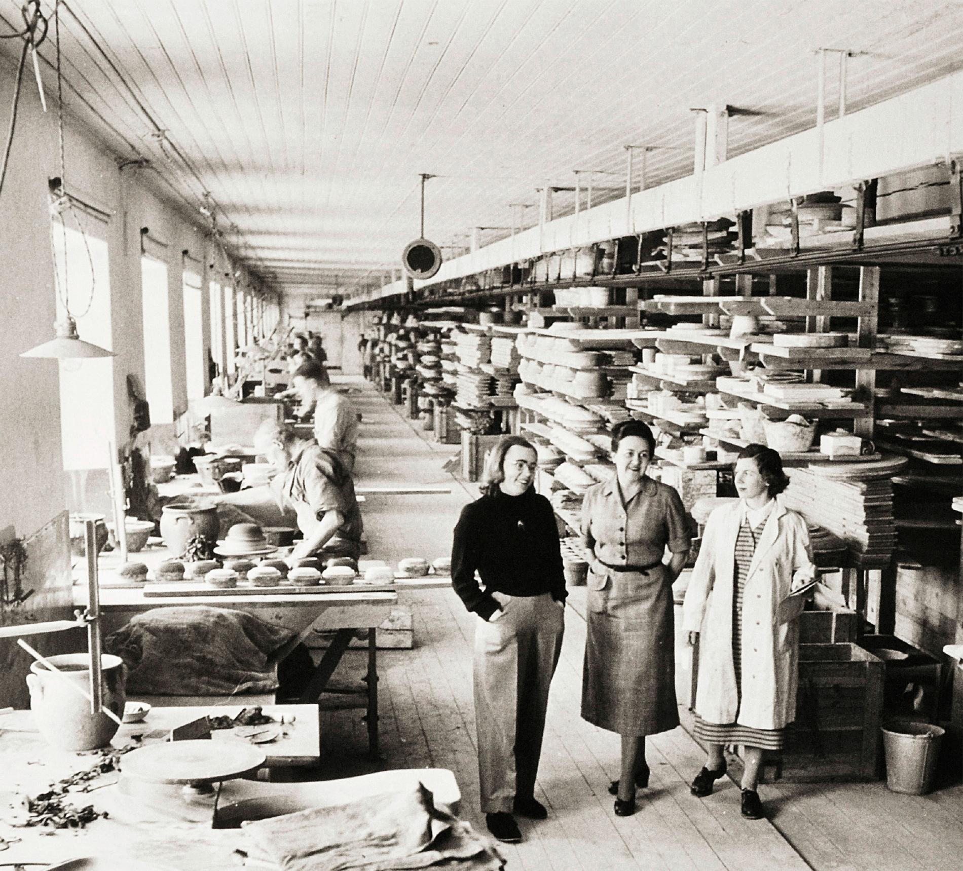 Mari Simmulson, Anna-Lisa Thomson och Ingrid Atterberg på fabriksgolvet 1950. 