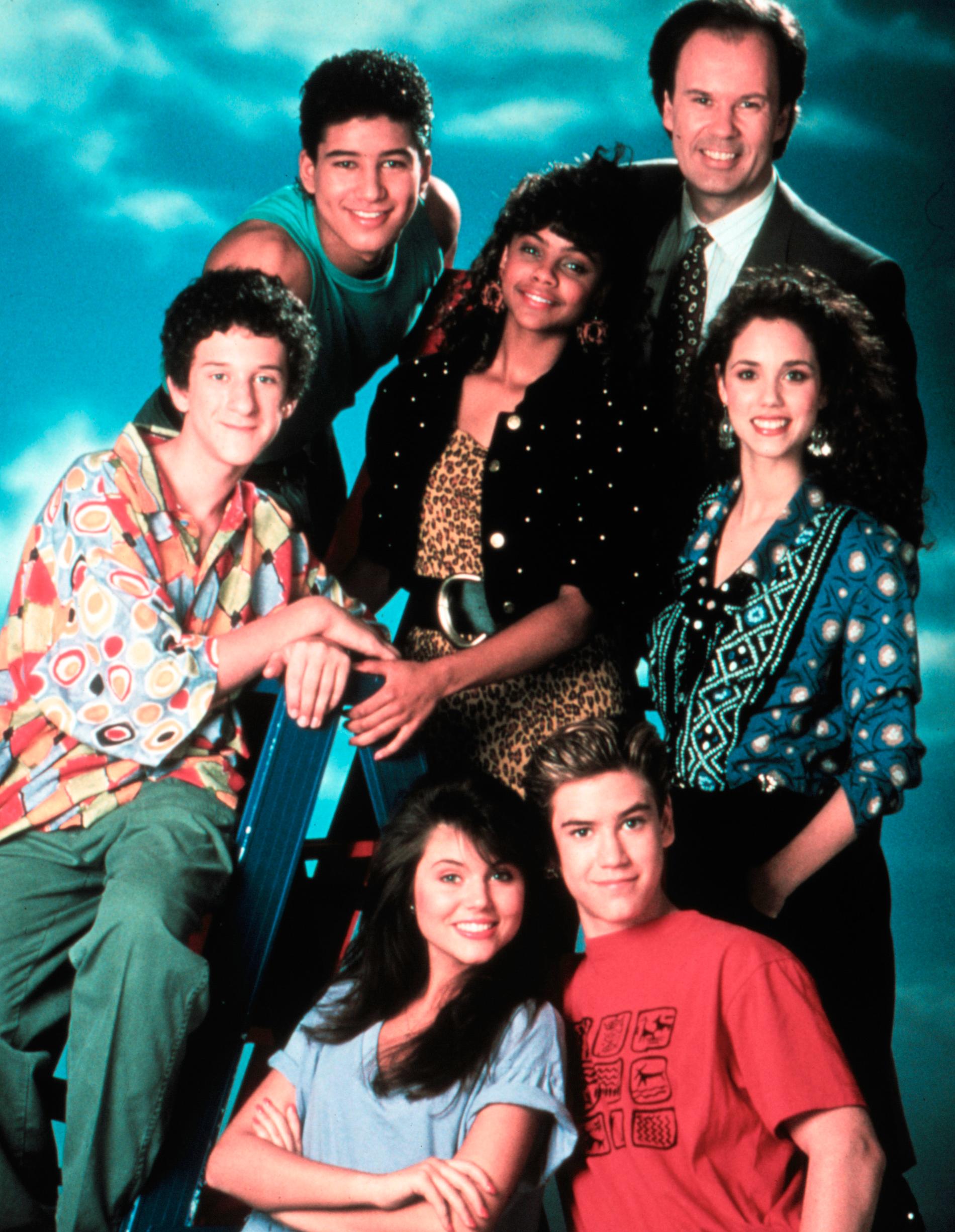 Dustin Diamond (längst till vänster) med de andra skådespelarna i ”Pang i plugget”.