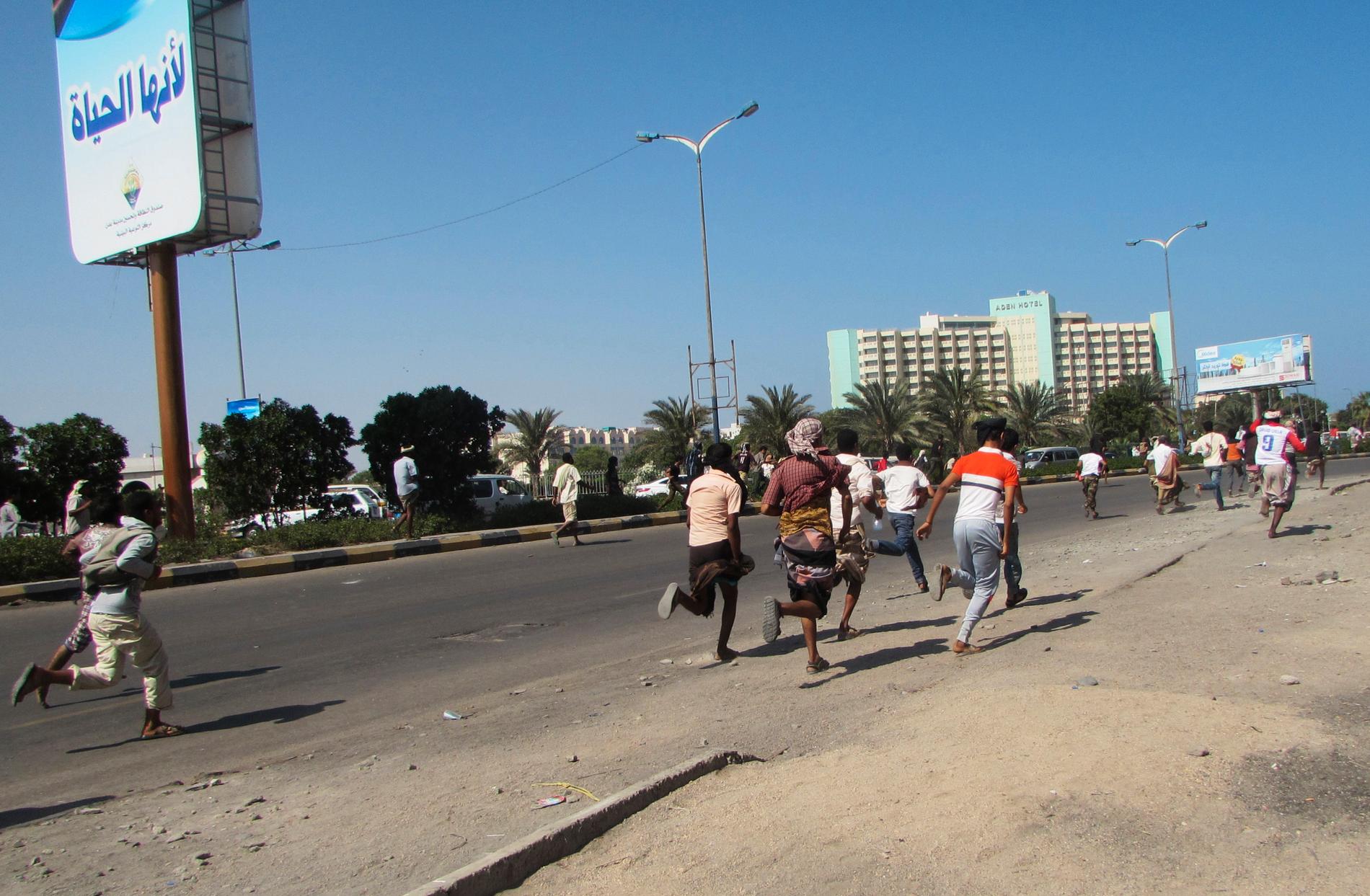 Människor flyr efter en skottlossning i staden Aden, Jemen den 25 mars.
