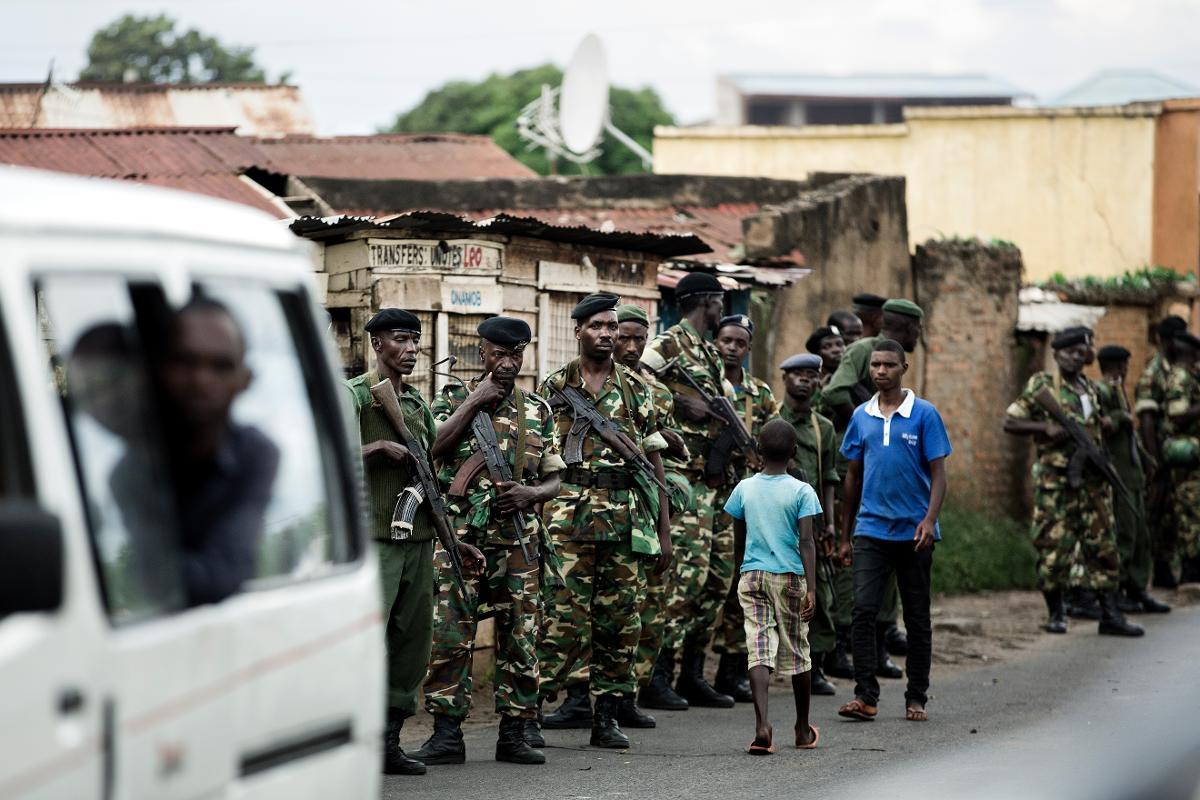 Militär patrullerar gatorna i centrala Bujumbura dagar innan det misslyckade kuppförsöket i maj 2015.
