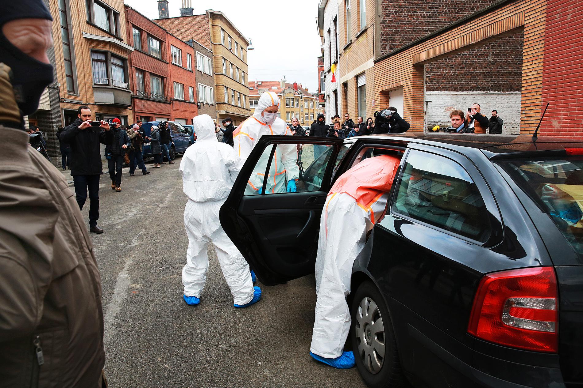 Polistekniker lastar ut föremål från en lägenhet i Anderlecht som kopplas till terrordåden.