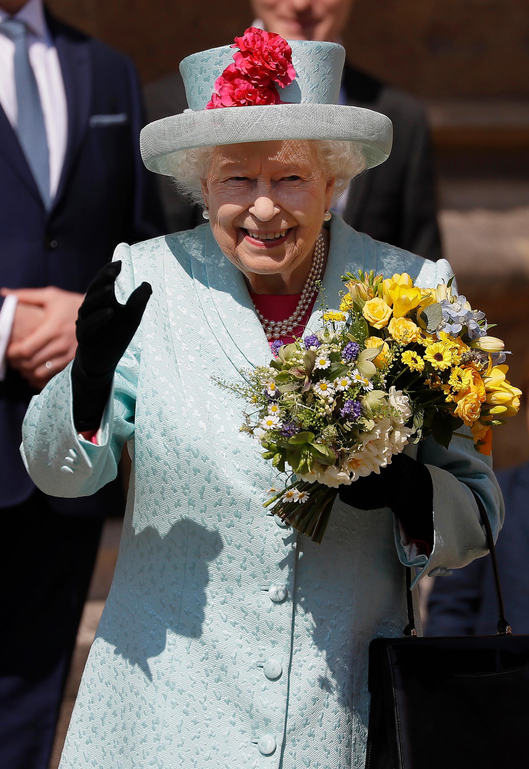 I går firade Elizabeth II sin 93:e födelsedag. Hon bar en hatt med blommor och under kappan hade hon en knallrosa klänning.
