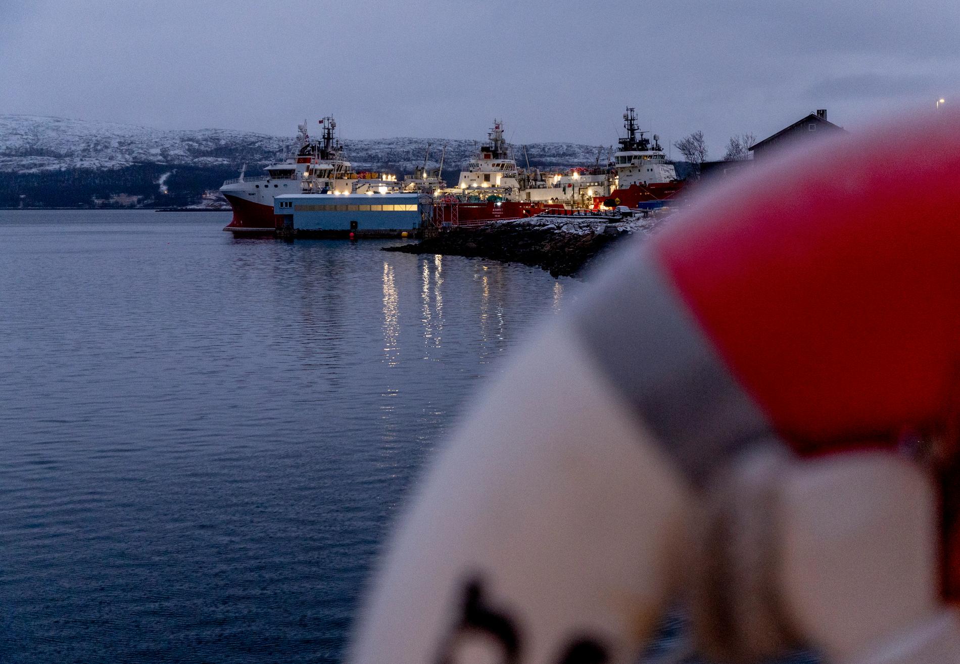 Med snötäckta berg som kuliss ligger ryska fartyg förtöjda i Kirkenes hamn.