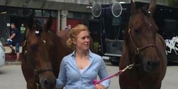 Nathalie Blom med hästarna Krångel och Ypsilon. 