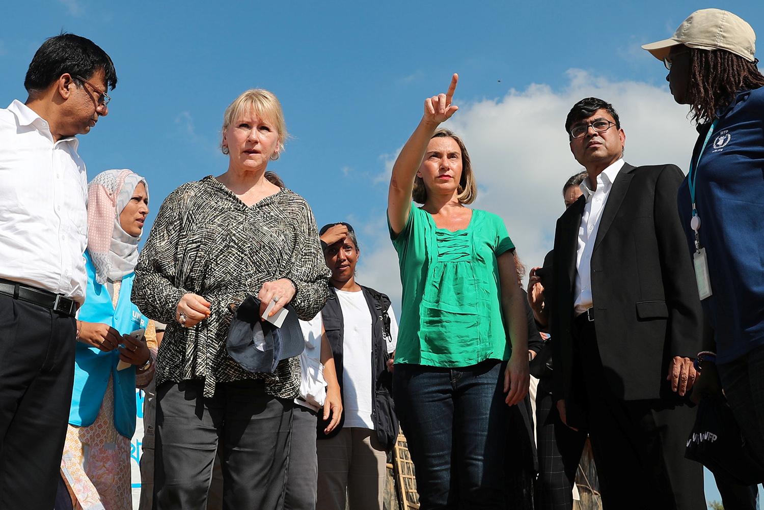 Utrikesminister Margot Wallström och EU:s representant för säkerhetspolitik och utrikesfrågor, Federica Mogherini, besöker ett flyktingläger i Coxs Bazar, Bangladesh.