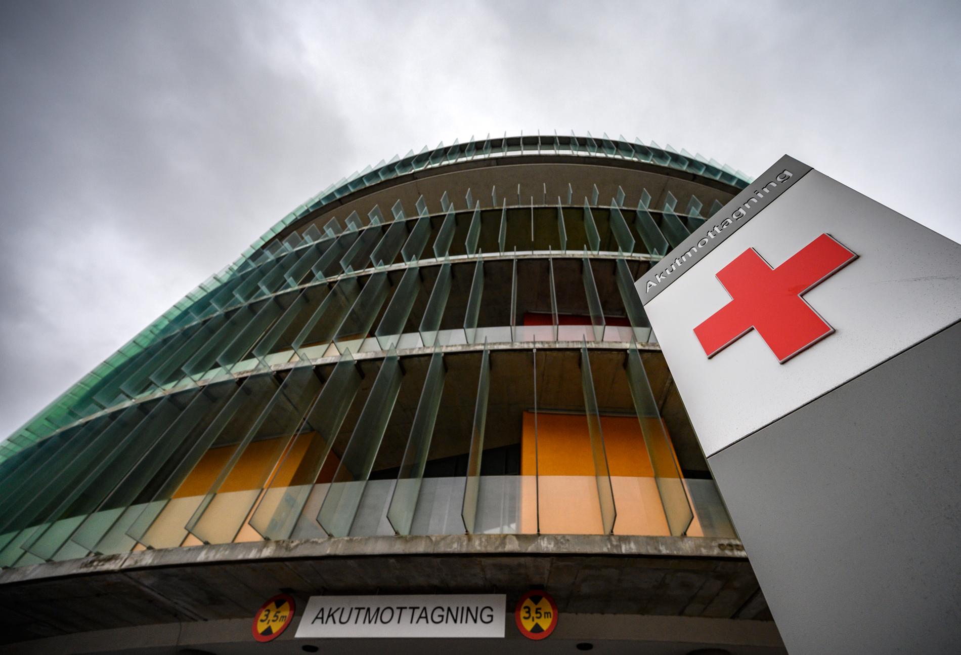 Den sjukhusanställda är misstänkt för att ha spenderat över 100 000 kronor av mannens besparingar.