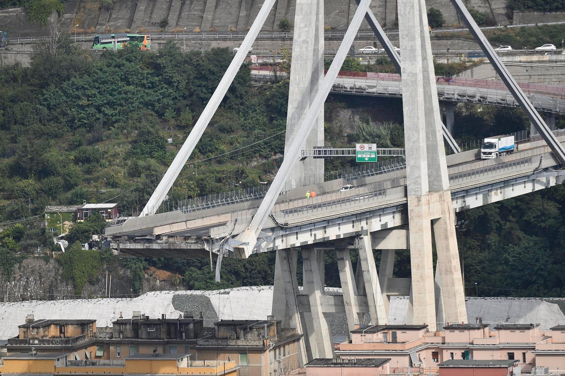 Morandibron i Genua byggdes mellan 1963 och 1967. Vid bärportarna användes Morandis särskilda typ av spännarmerad betong, i stället för de stålvajrar som är praxis i dag vid liknande broar.