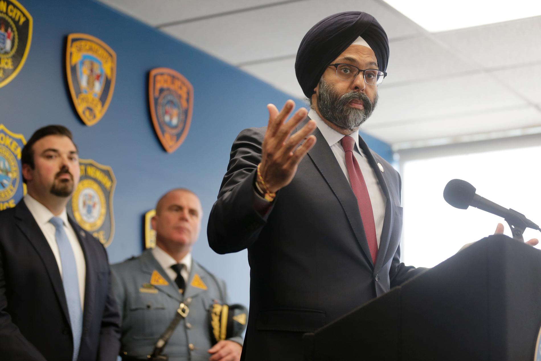 New Jerseys delstatsåklagare Gurbir Grewal bekräftar terrormisstankar vid en presskonferens.