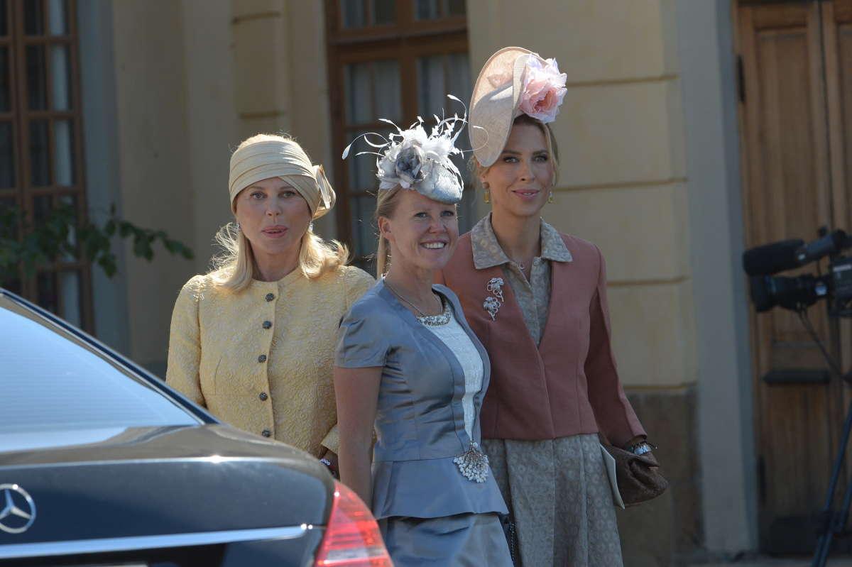 Chris mamma Eva O'Neill, faddern Alice Bamford och Chris syster Tatjana D'Abo anländer till Drottningholm.