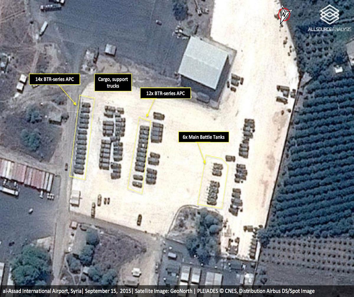 Satellitbilder från al-Assad-flygplatsen i Latakia bekräftar bland annat att nya ryska stridsvagnar har anlänt till Syrien.