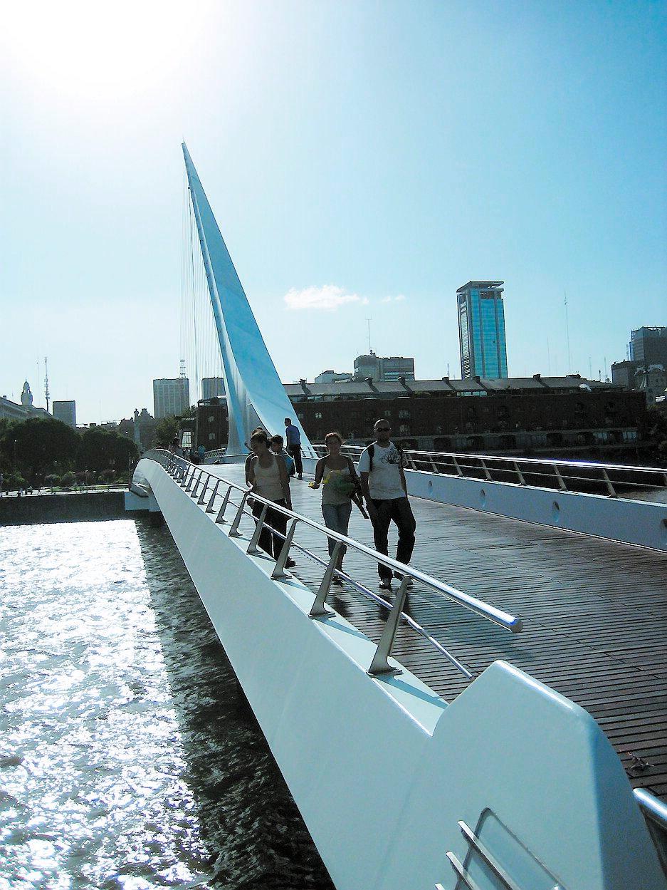 Bron Puente de la Mujer är ritad av Calatrava, som även gjort Turning Torso i Malmö.