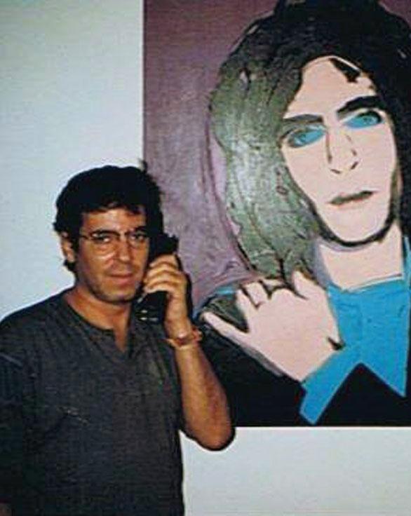 Todd Brassner var kompis med Andy Warhol. Här står han bredvid ett porträtt av sig själv, målat av Warhol. 