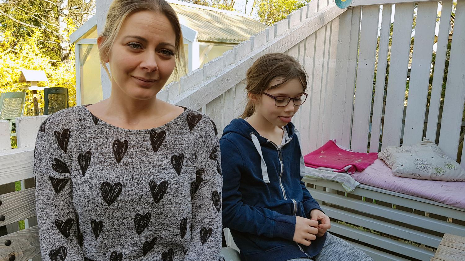 Johanna Wetterberg i Svenshögen valde på måndagen att inte låta sina barn vara i skolan. ”Det luktar någon blandning mellan gummi och diesel. Det irriterar i halsen och i näsan. Det finns inga garantier för att detta inte är farligt”, säger hon. Här med dottern Vilma, 9.