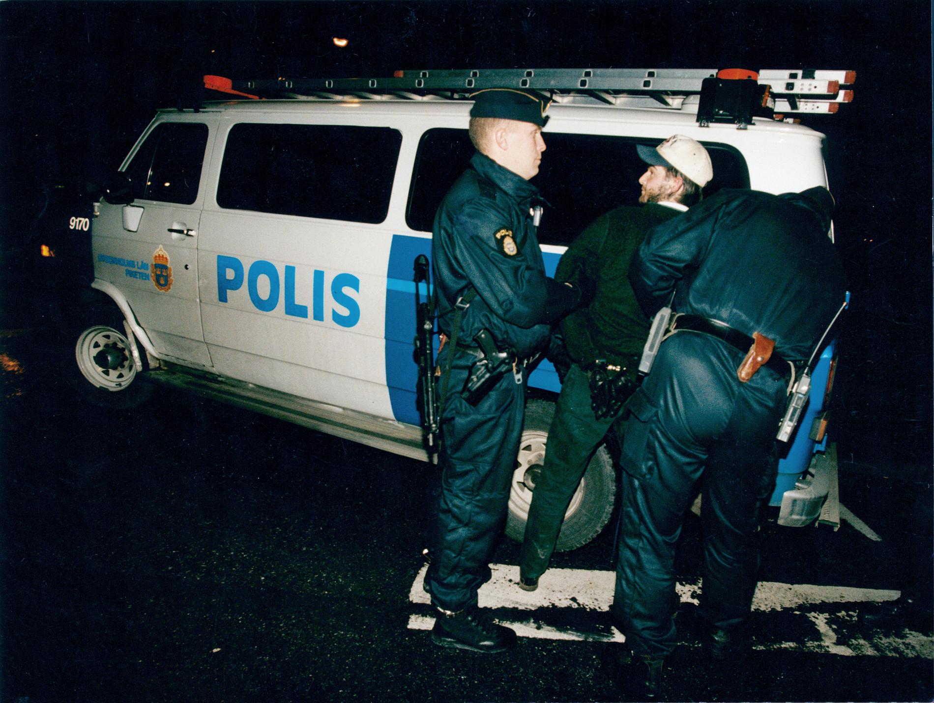 Tommy Zethraeus grips. Han och kumpanen Guillermo Márquez Jara flydde efter massmordet. Den 7 december 1994 stoppas de av polis på Drottningholmsvägen på Ekerö i Stockholms län, inte långt från Drottningholms slott. 