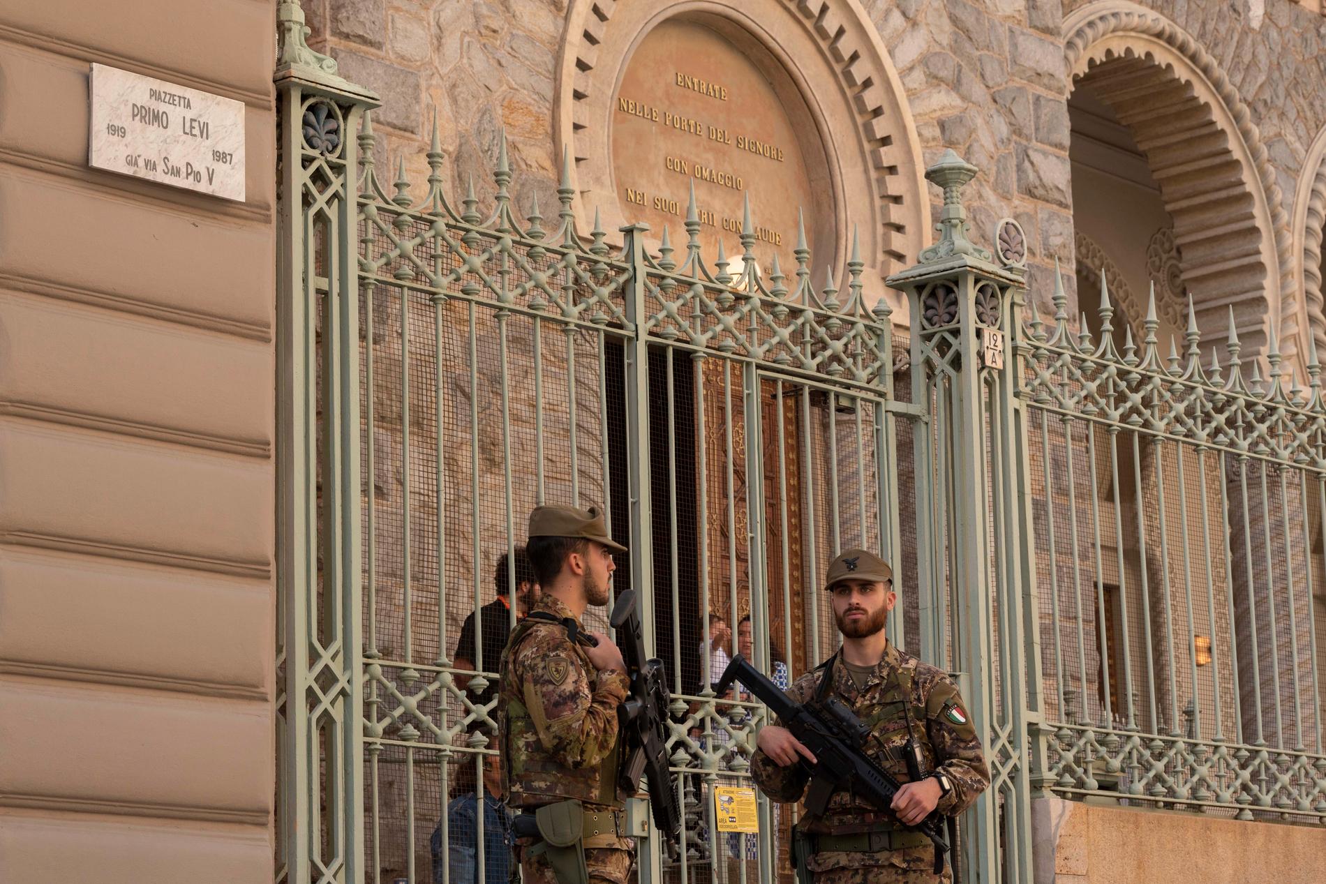 Militärpolis utanför en synagoga i Turin.