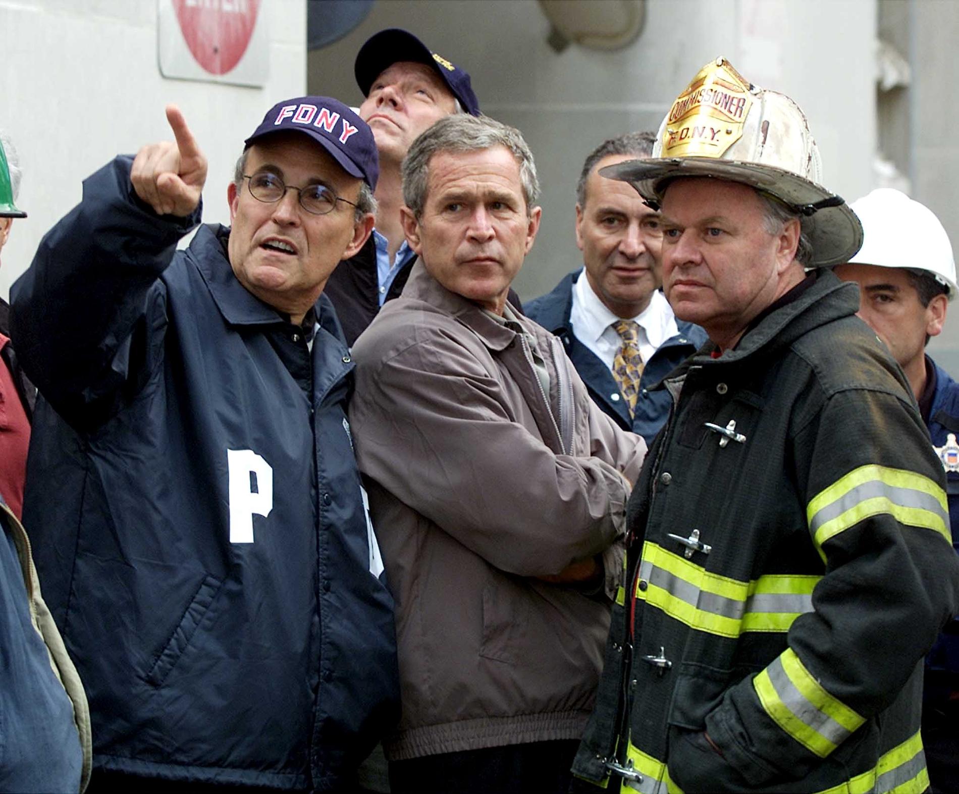 Han sågs som en hjälte efter 11-september-attackerna. Här tillsammans med dåvarande presidenten George Bush och brandchefen Thomas Van Essen vid ruinerna av World Trade Center den 14 september 2001.