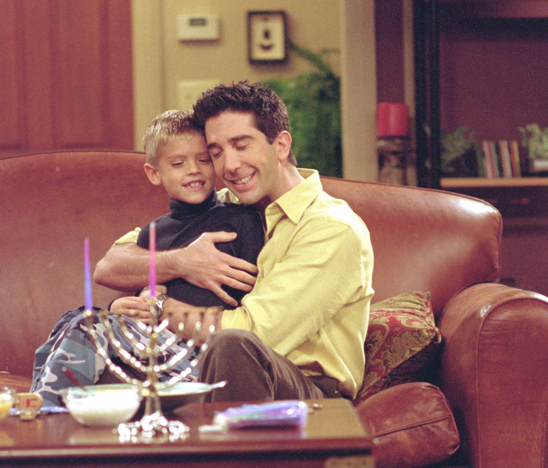 Cole Sprouse som ”Ben” och David Schwimmer som ”Ross” i succéserien ”Vänner” år 2000.
