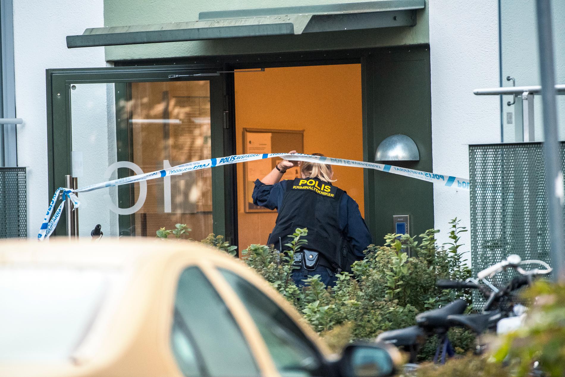 En 18-årig kvinna sköts till döds i Råcksta under natten mot onsdagen.