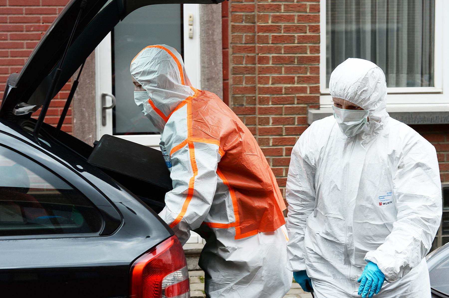 Polistekniker lastar ut föremål från en lägenhet i Anderlecht som kopplas till terrordåden.