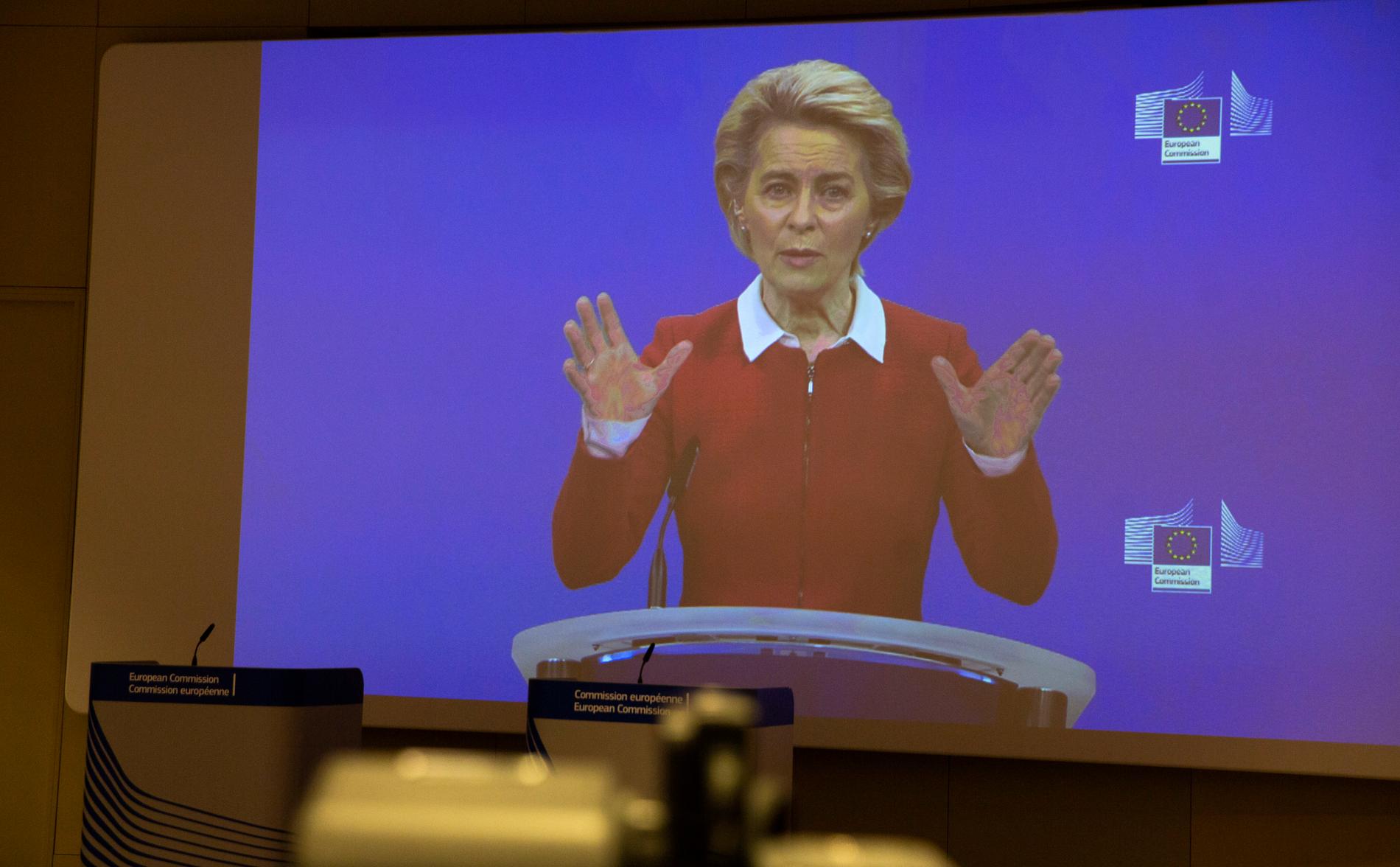 EU-kommissionens ordförande Ursula von der Leyen håller webbsänd presskonferens i Bryssel om coronaläget.
